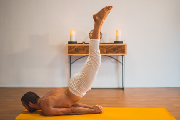 瑜伽。做瑜伽运动的年轻人。瑜伽生活方式健康理念。图片下载