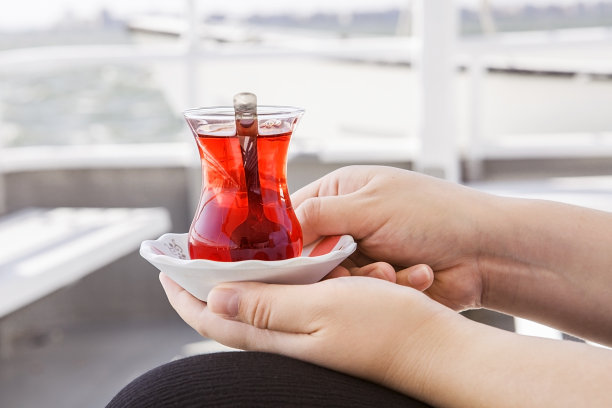 一杯茶的女人的手在白色的背景。图片下载