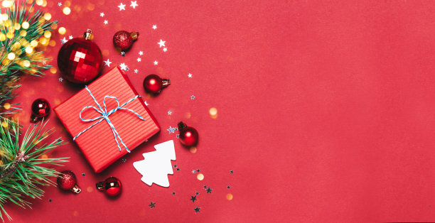 红色圣诞背景与节日装饰和圣诞快乐的文本。图片下载