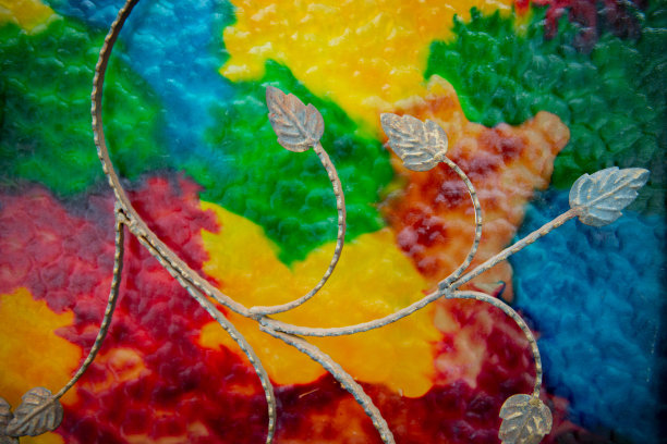 中式传统砖墙和欧式彩色玻璃窗图片下载