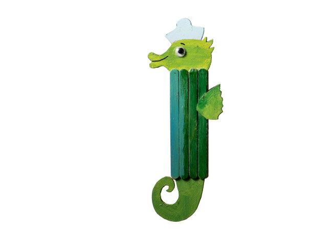 一个孩子用木头做成的彩色绿色的鱼图片下载