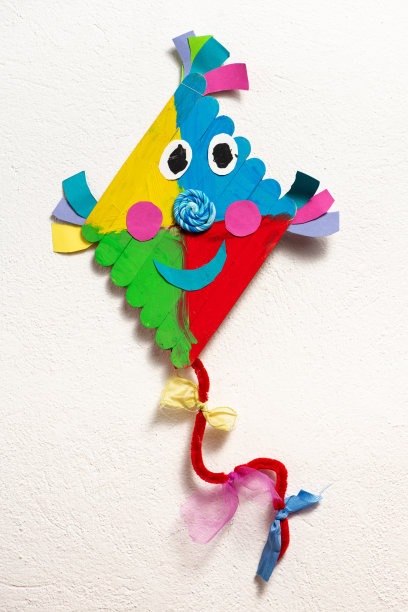 一个小孩用木头做的五颜六色的风筝图片下载