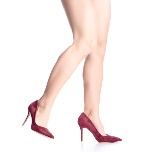 女性的腿在红色的栗色高跟鞋图片下载