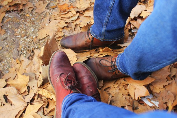 穿着舒适的棕色鞋子和牛仔裤的情侣形象图片下载