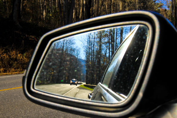 进入大烟山国家公园的汽车后视镜图片下载