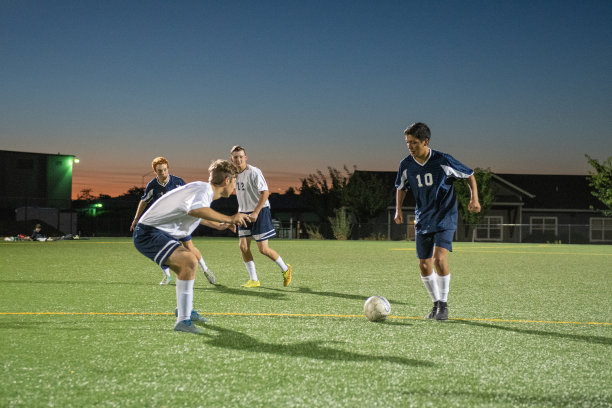 夜间的足球比赛图片下载