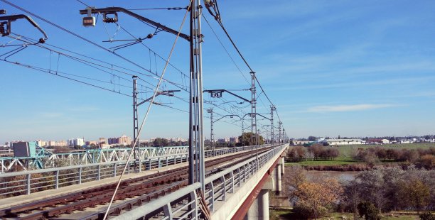 塞维利亚瓜达基维尔河大桥上的火车轨道图片下载