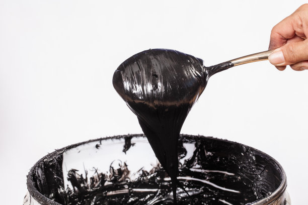 把墨汁从桶里舀出来图片下载