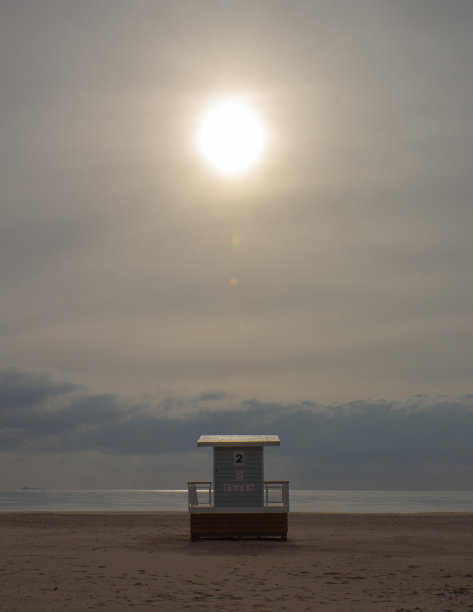 海滩救生员小屋图片下载