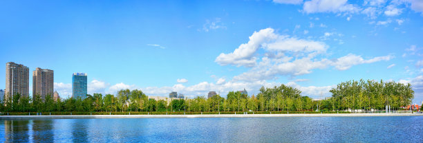 全景城市景观和人工湖图片下载