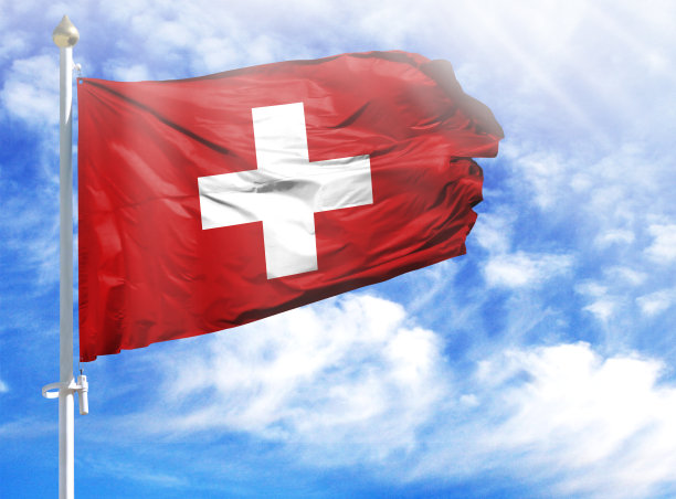 旗杆上悬挂瑞士国旗图片下载