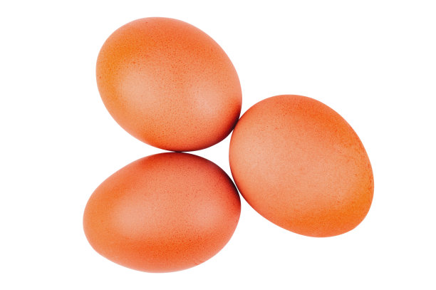 三个生的或煮熟的棕色鸡蛋孤立在白色背景上没有阴影图片下载