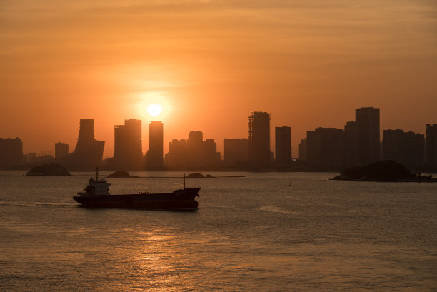 一艘货轮驶进中国的厦门图片下载