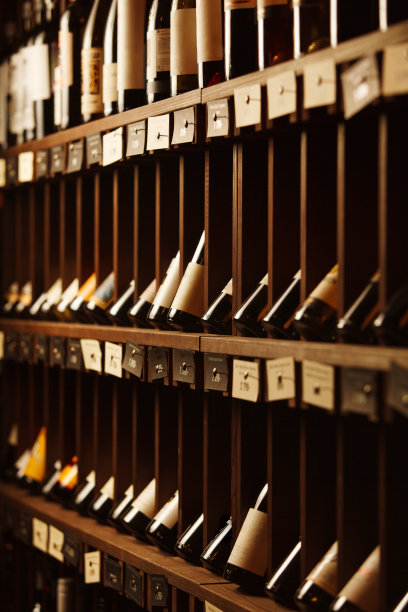 酒窖里，架子上有写着名字的美酒图片下载