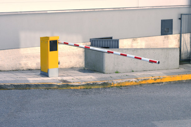 路上的障碍物图片下载