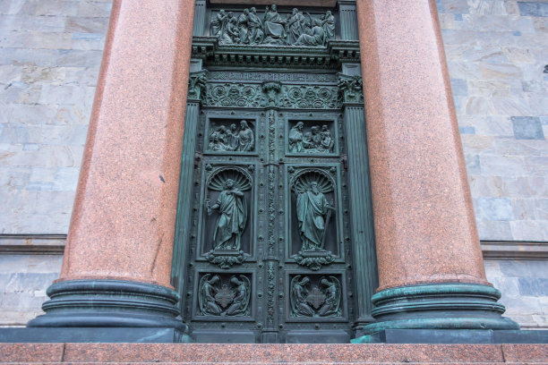 大门有两扇门和一幅宗教人物壁画，还有两根花岗岩柱子。图片下载