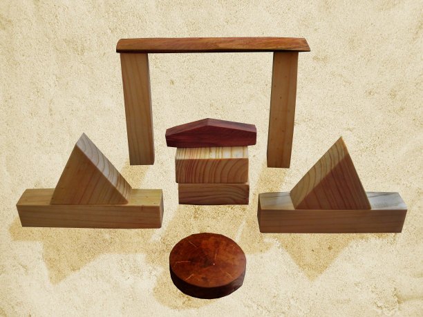 积木玩具构建，构建和玩的孩子。让孩子和父母一起早期学习。开发或房地产标志。在色度键背景上带有阴影和容易叠加的孤立对象图片下载