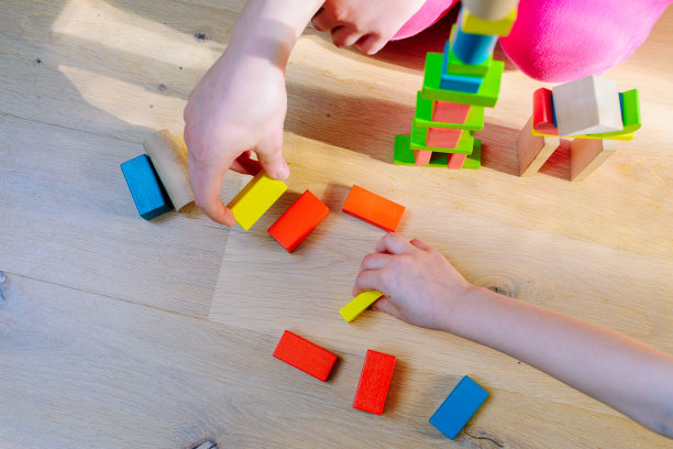 孩子们在玩五颜六色的积木图片下载