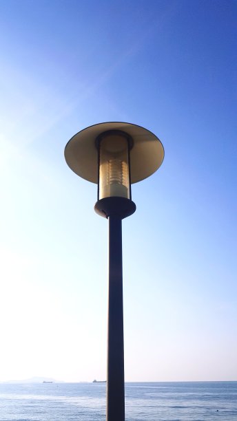 灯柱和树白蓝天，大自然为背景图片下载