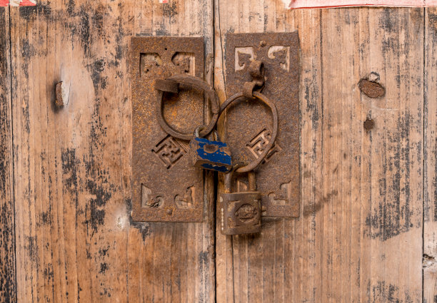 中国老房子门口的门把手和挂锁生锈了图片下载