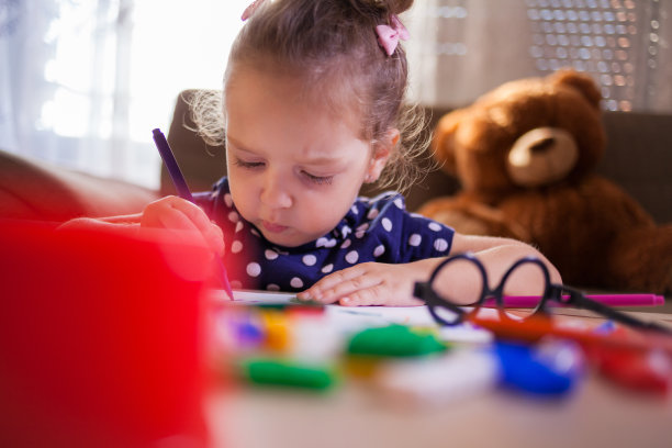 小女孩在家画画图片下载