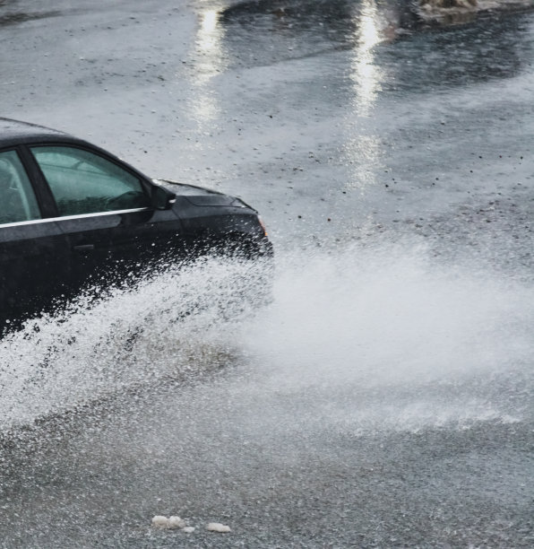 在大雨中开车图片下载