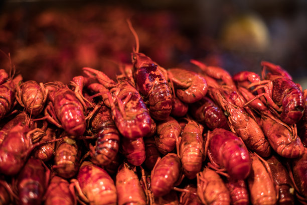 中国街头市场的小龙虾图片下载