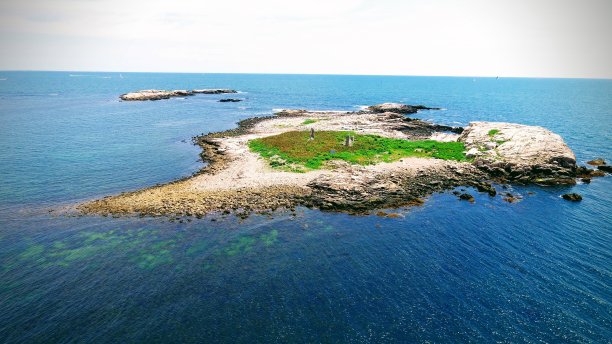 灯塔和周围的岩石图片下载