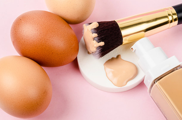 粉底玻璃瓶上的化妆海绵和鸡蛋粉底色图片下载