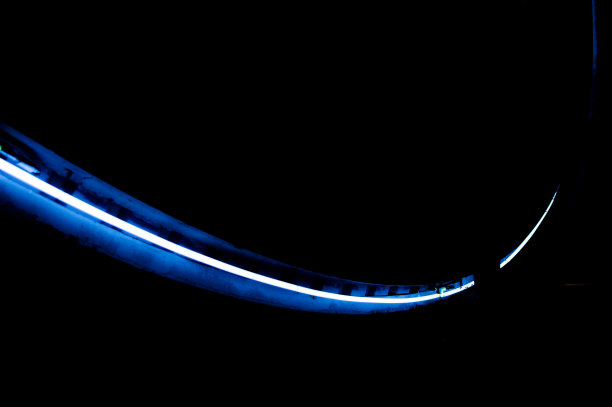 环绕遮阳篷的霓虹灯条图片下载