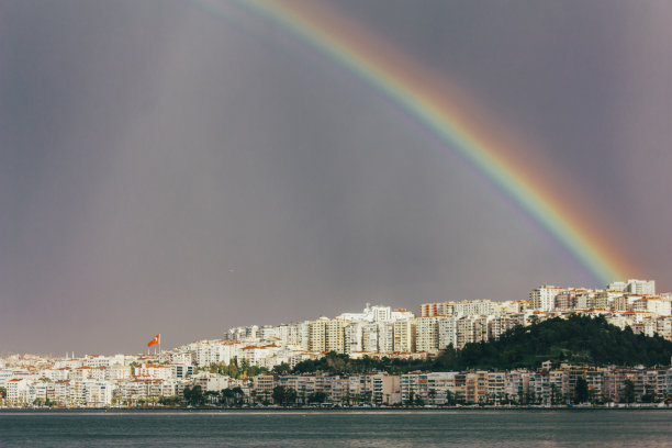 彩虹越过大海和城市，户外照片美丽的自然图片下载