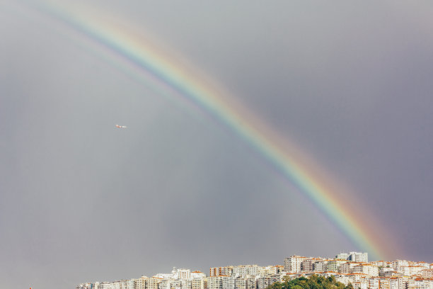 彩虹越过大海和城市，户外照片美丽的自然图片下载