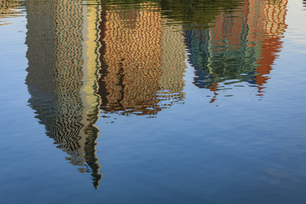 海中倒影着海牙市中心的现代办公大楼图片下载