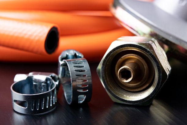 调整器丙烷-丁烷气体钢瓶和附件在一个木制的车间桌子。车间气体附件。图片下载