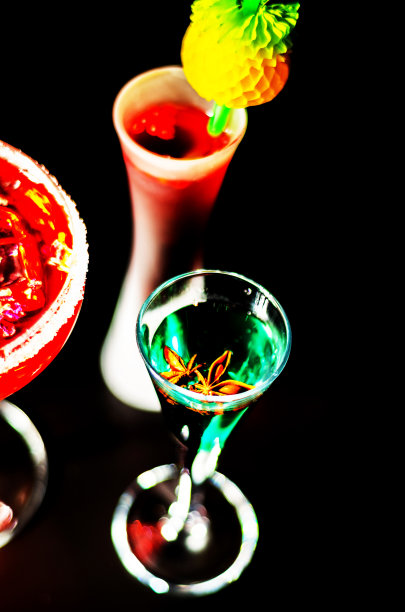 以各种酒精、糖浆、利口酒为原料制成的饮品，味道鲜美，色彩丰富，是调酒师工作的独特效果图片下载