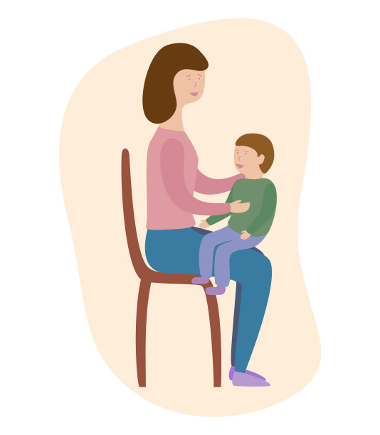 母亲和儿子一起坐在椅子上。图片下载