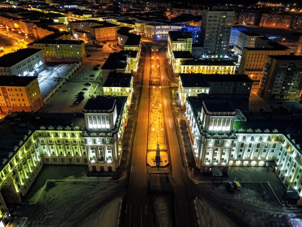 诺里尔斯克。城市的中心街道。极夜图片下载