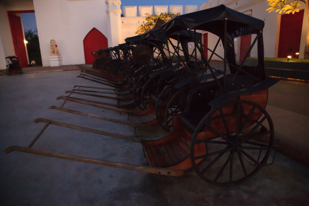 交通，亚洲泰国的传统男子拉老式马车或拉人力车(黄包车，jinriksha)，一种人力运输方式，由一个人拉两个轮子的小车来坐人图片下载