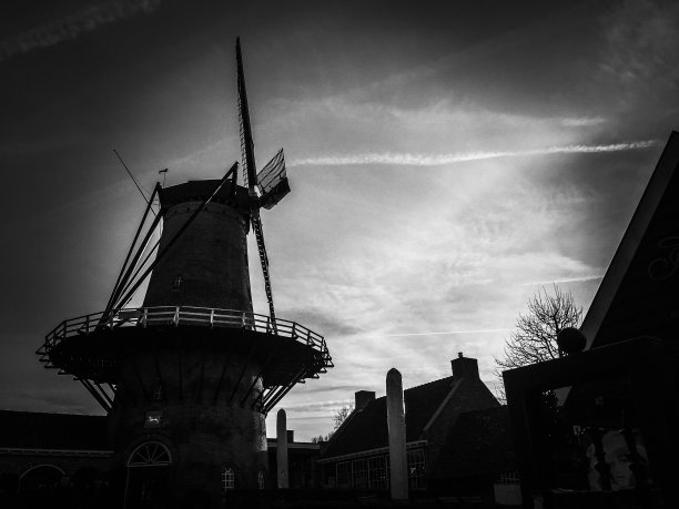 荷兰风车黑白色调图片下载