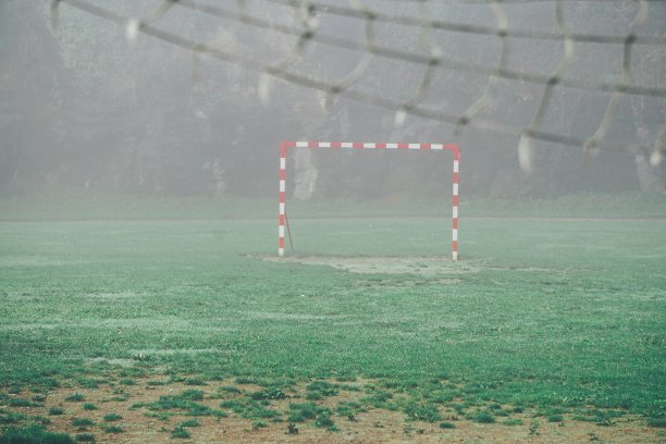 足球运动在大街上进行图片下载