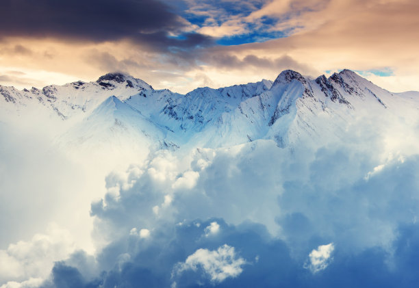 蓬松的云笼罩着山脉。图片下载