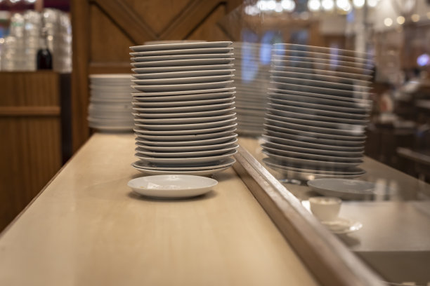 餐馆里的一堆白色盘子图片下载