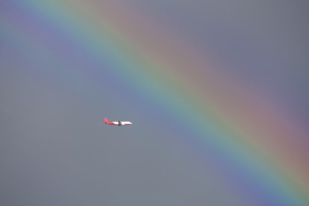彩虹越过大海和城市，户外照片美丽的自然图片下载