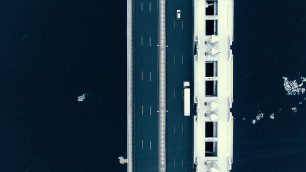 惊人的鸟瞰图垂直向下的高速公路在下雪的海湾。无人机拍摄。图片下载