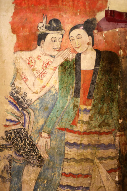 普民寺的泰国壁画，展示了南人日常生活的场景，纹身男子对着女人的耳朵低语图片下载