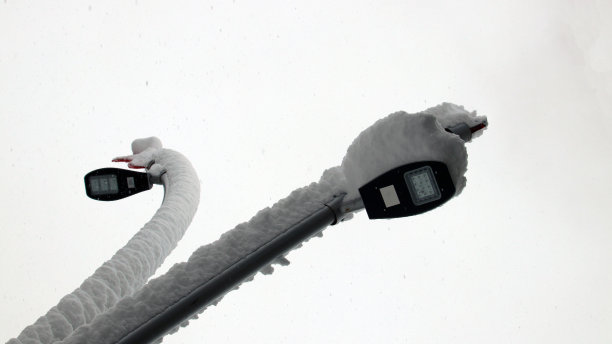 白雪覆盖的路灯图片下载