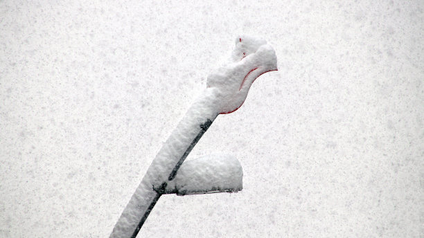 白雪覆盖的路灯图片下载