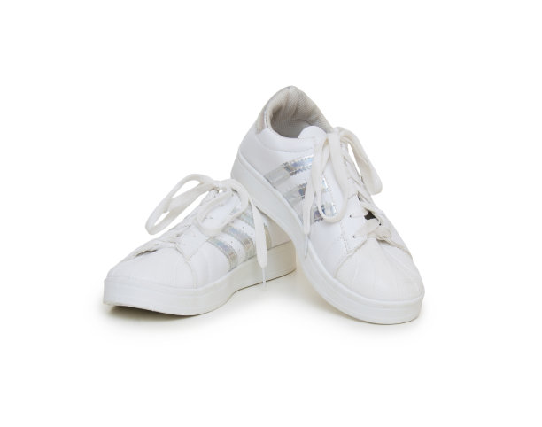 白色运动鞋孤立在白色背景上图片下载