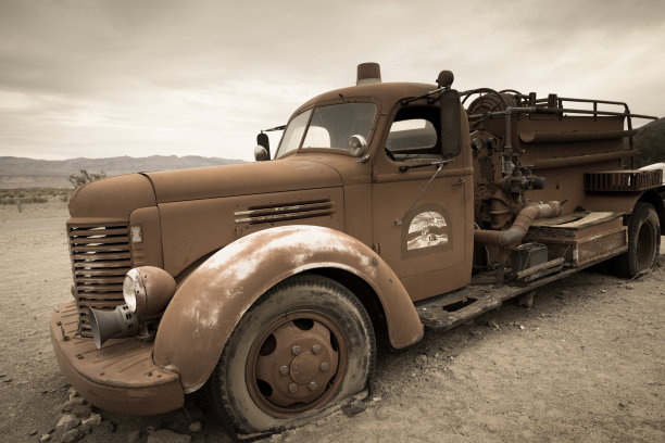 沙漠里的旧消防车图片下载