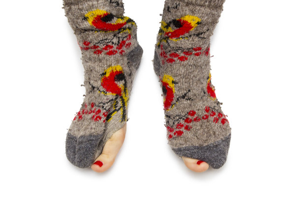 白色背景上的破袜子图片下载